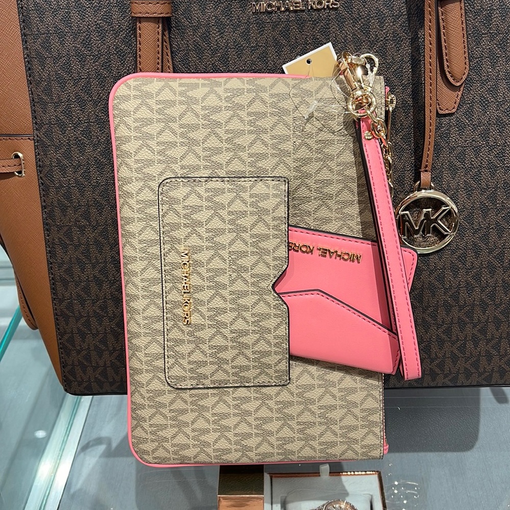 MICHAEL KORS JET SET ITEM LG 2 in 1 CARD CASE & WRISTLET
Tea Rose 
NWT - Picture 2 of 16